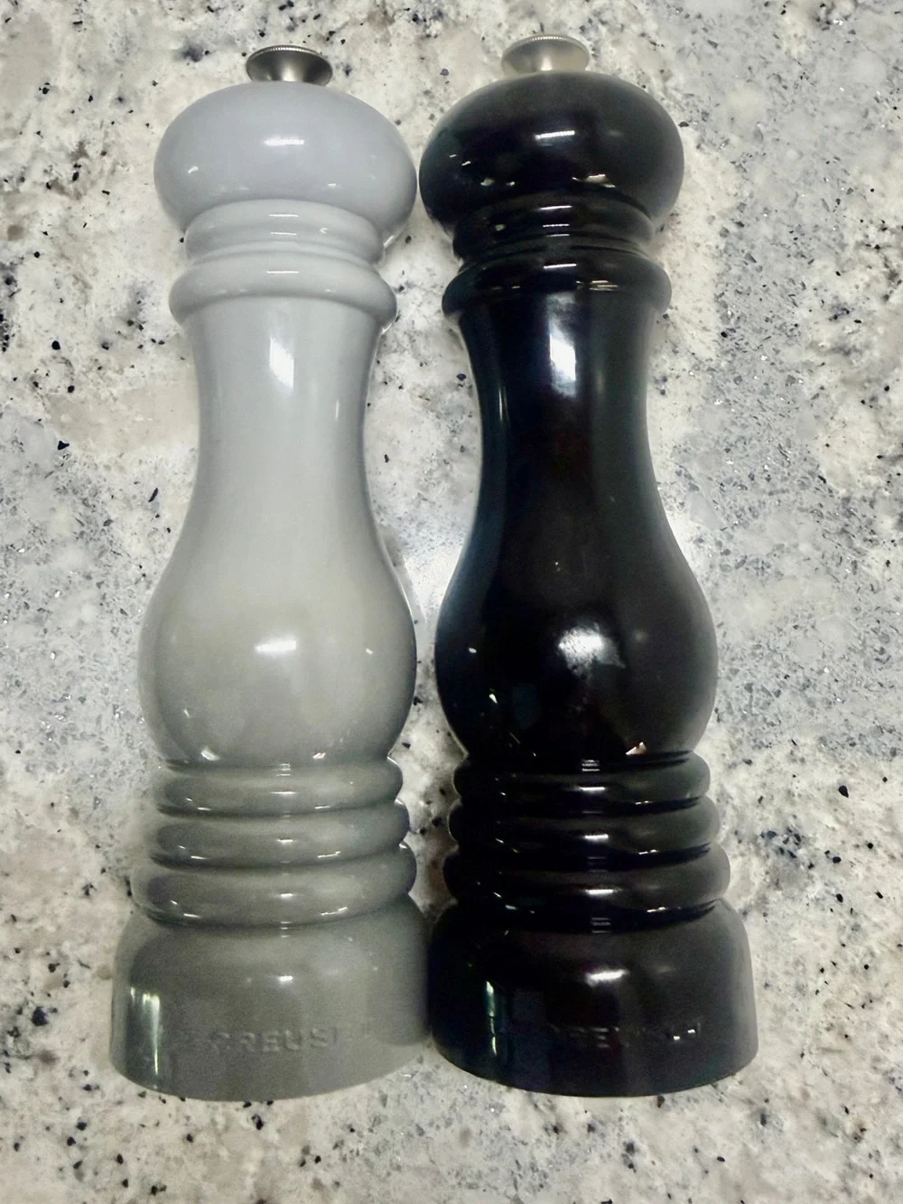 Le Creuset large Black and Grey Pepper & Salt Grinding mill set. NEW NEVER USED