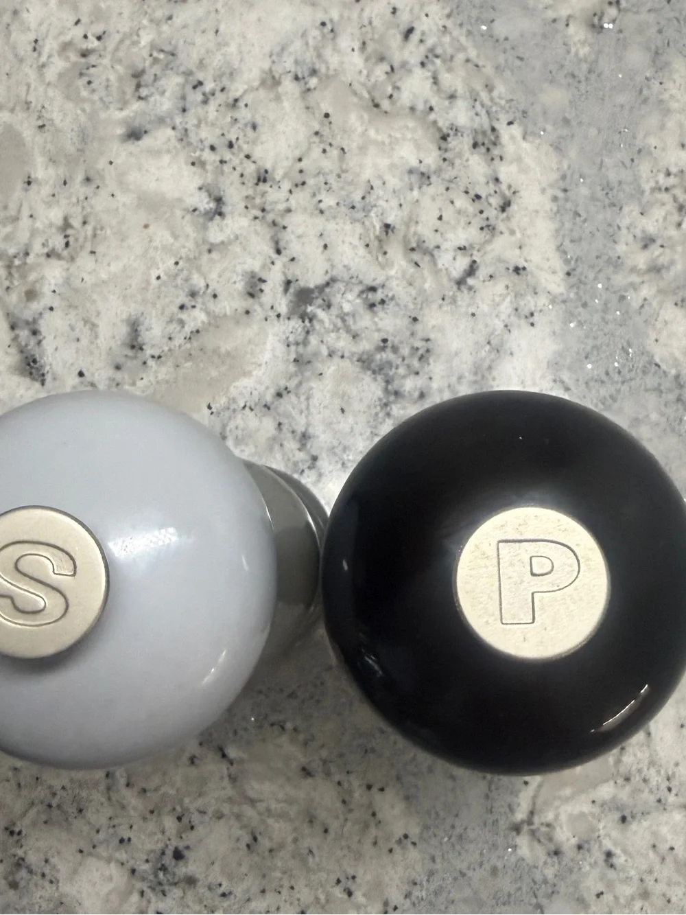 Le Creuset large Black and Grey Pepper & Salt Grinding mill set. NEW NEVER USED